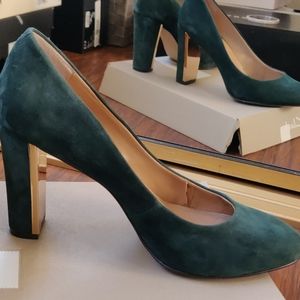 Banana Republic suede heels green gold size 8